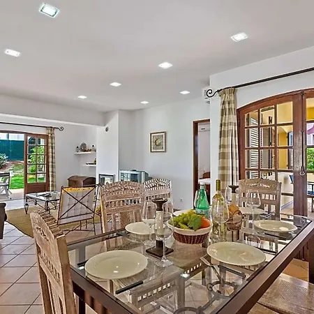 Vila Sleeps 8 With Pool And Air Con *