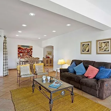 Sleeps 8 With Pool And Air Con *