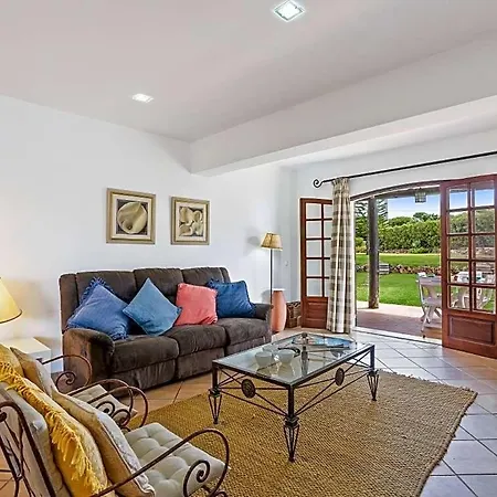 Villa Sleeps 8 With Pool And Air Con