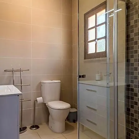 Villa Sleeps 8 With Pool And Air Con