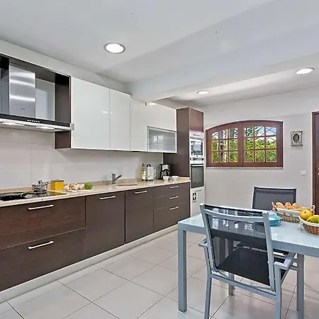 Sleeps 8 With Pool And Air Con
